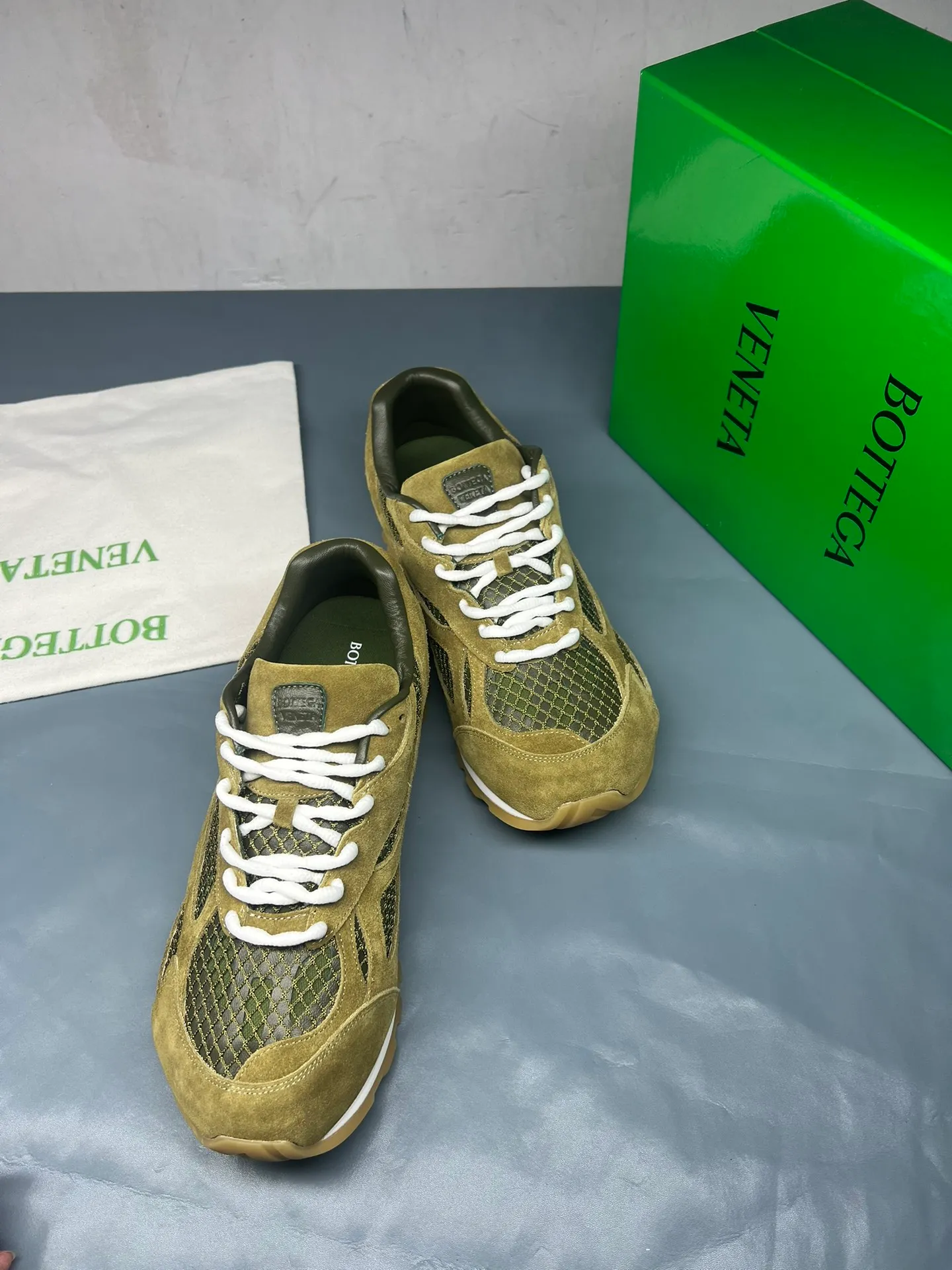 👟👟Ex-factory price 600👟👟 Men's size +10 Real photos 🔥🔥BV Orbit sneakers Wang Yibo's same style couple's dad shoes Runner sneakers, made of lightweight technical mesh fabric. Matched with geometric pattern designed rubber outsole, Wang Zha series high version. Look for the package technology. It is actually a lot taller, but the legs are still slim. Very nice, playable and durable. Matched to the standard💯 Package shoe technology. Look for the high version. The outsole is made of color-blocked TPU outsole. Women's model 35 36 37 38 39 40 41 42 (40 41 42 43 44 45 customized) (Customer logo can be accepted without refund or exchange at a favorable price) Equipped with original packaging
